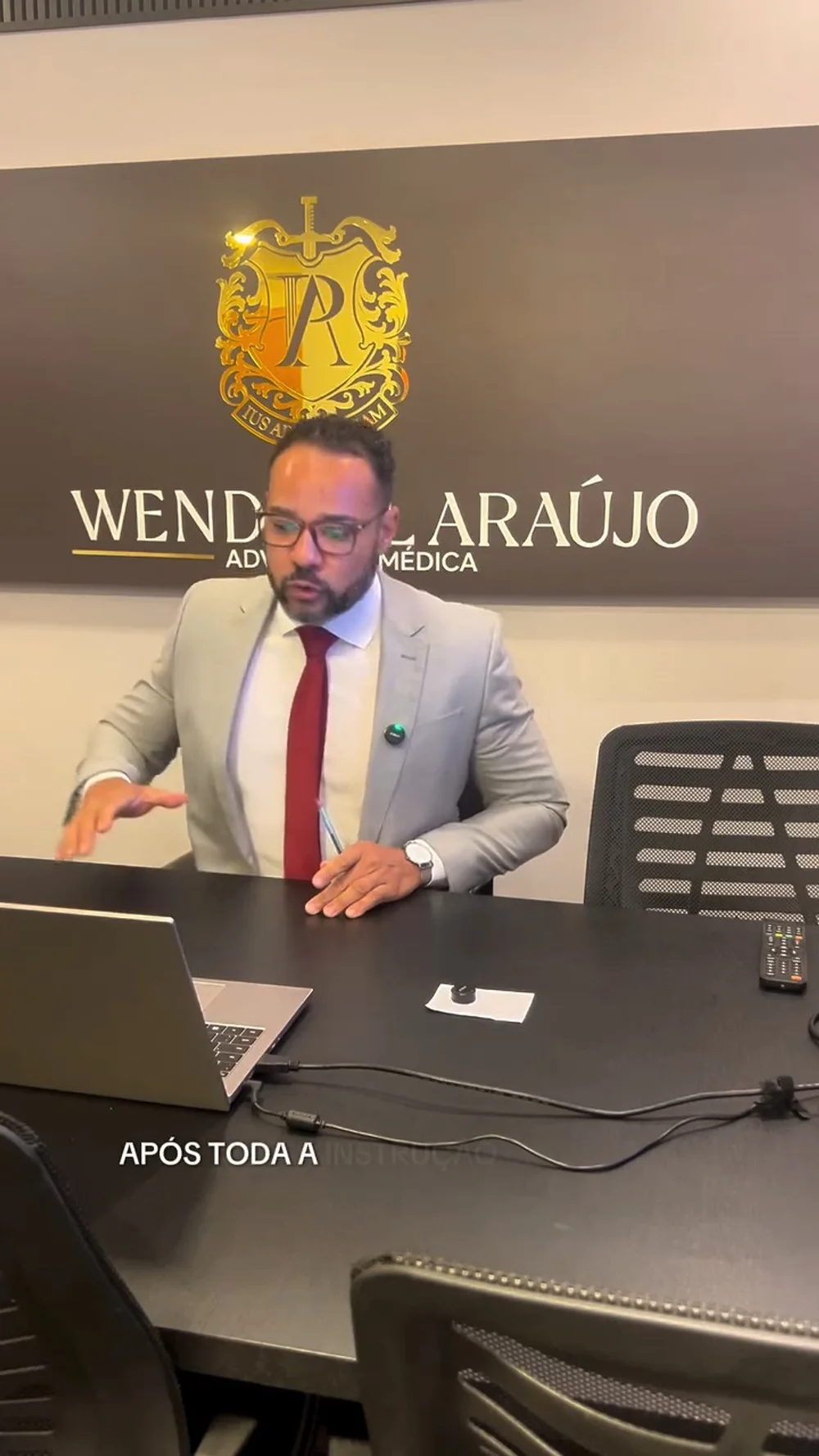 Wenddell Araújo, de terno cinza e gravata vinho, falando e gesticulando diante do notebook durante uma sustentação oral por vídeo