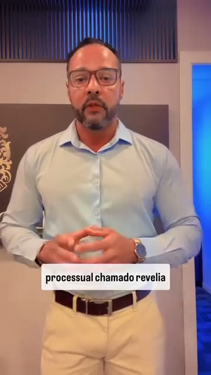 Wenddell Araújo, de camisa azul-clara, contando o caso para a câmera na sala do escritório