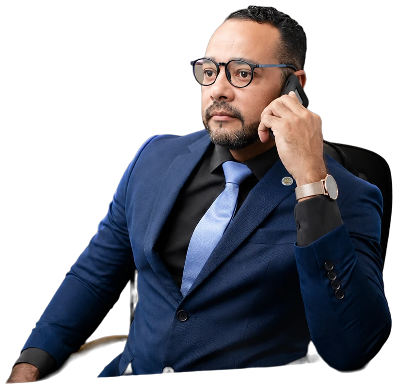 Wenddell Araújo, de terno azul, ao telefone